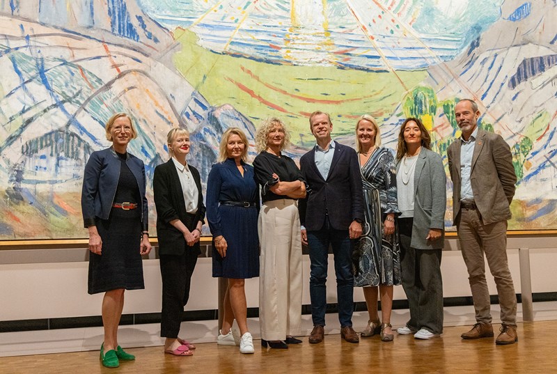 Representanter fra MUNCH og Yara foran Edvard Munchs monumentalverk Solen.