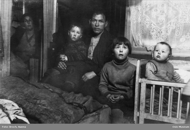 En arbeiderklassefamilie i Oslo i 1930-årene. Foto: Nanna Broch