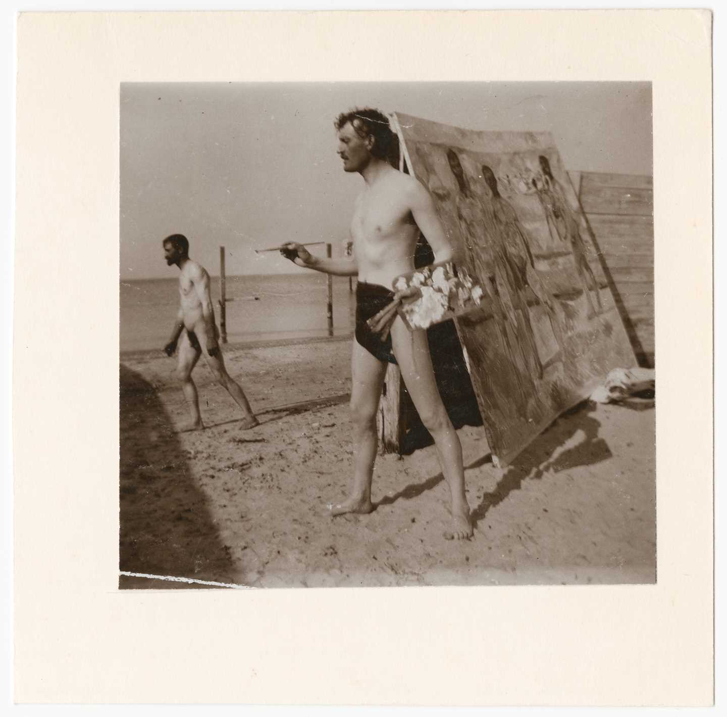 Edvard Munch: Edvard Munch on the beach with brush and palette. Collodion, 1907. Photo © Munchmuseet