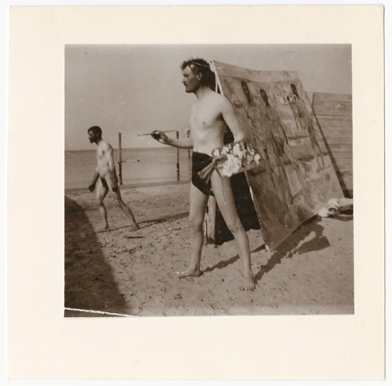Edvard Munch: Edvard Munch on the beach  in Warnemunde, Germany, with brush and palette. Collodion, 1907. Photo © Munchmuseet