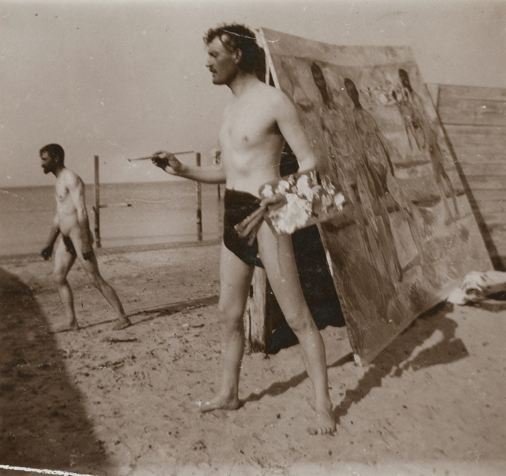 Edvard Munch: Edvard Munch on the beach with brush and palette. Collodion, 1907. Photo © Munchmuseet