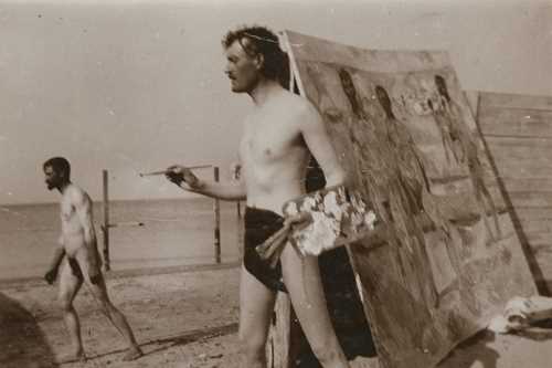 Edvard Munch: Edvard Munch on the beach with brush and palette. Collodion, 1907. Photo © Munchmuseet
