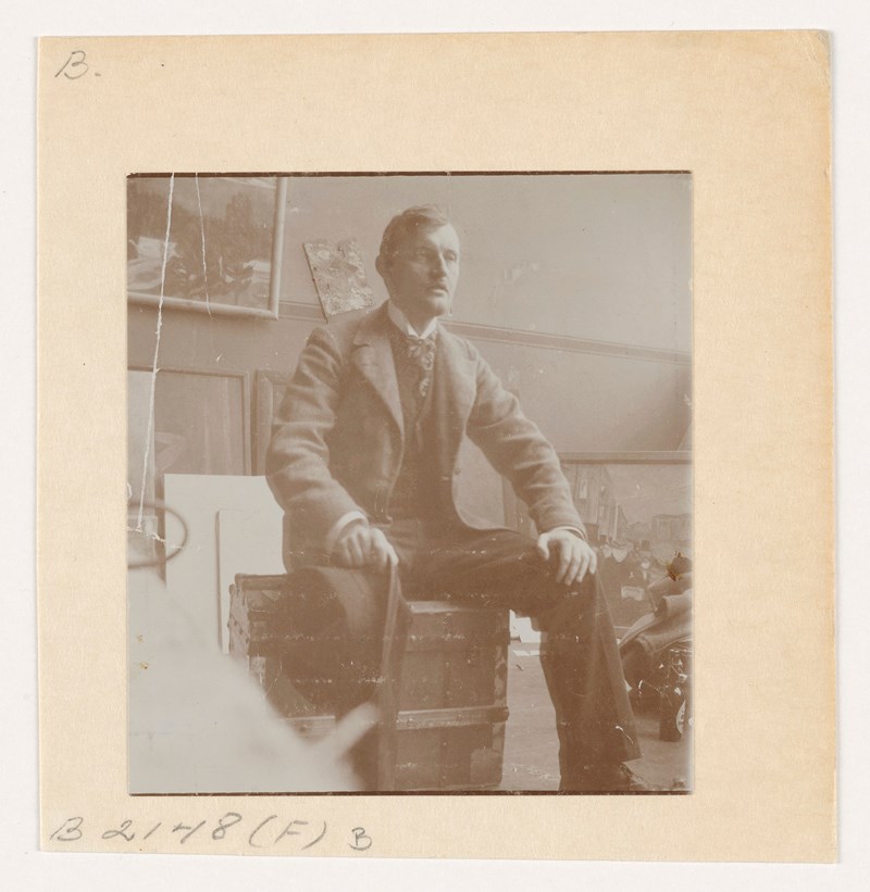 Edvard Munch: Edvard Munch on the trunk in his studio in 82 Lützowstrasse II. Photograph, 1902. Photo © Munchmuseet