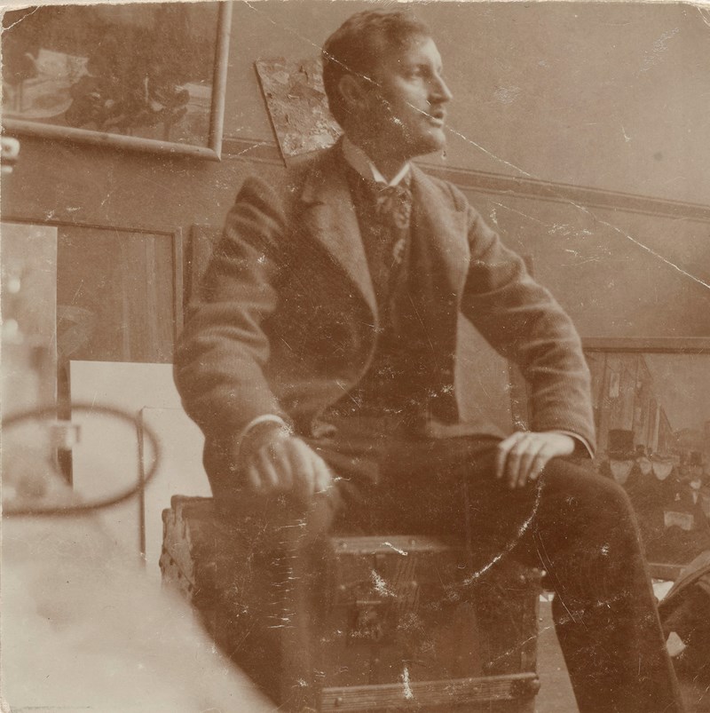 Edvard Munch: Edvard Munch on the trunk in his studio in 82 Lützowstrasse I. Photograph, 1902. Photo © Munchmuseet