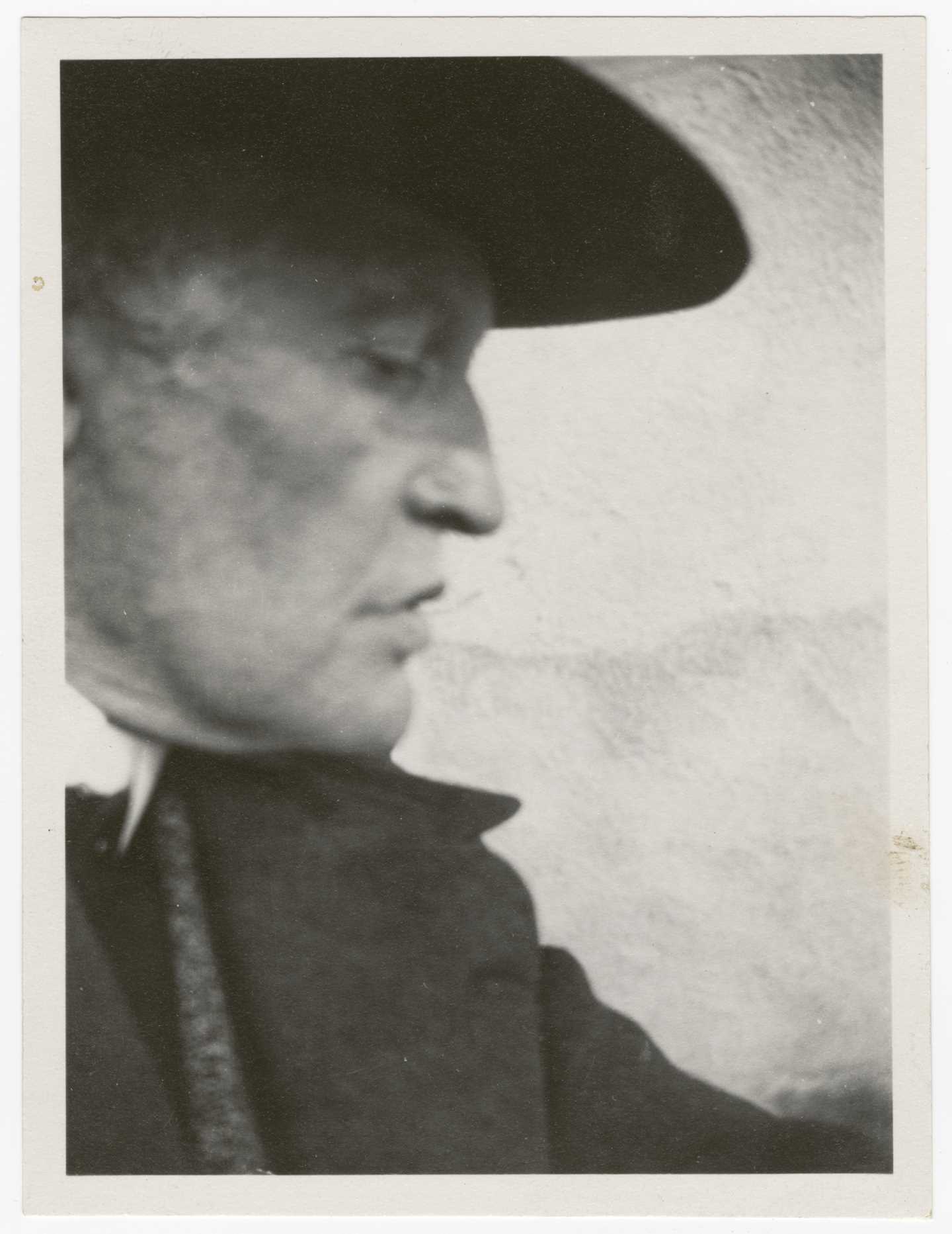  Edvard Munch: Edvard Munch med hatt, i profil mot høyre. Sølvgelatin, 1930. Foto © Munchmuseet