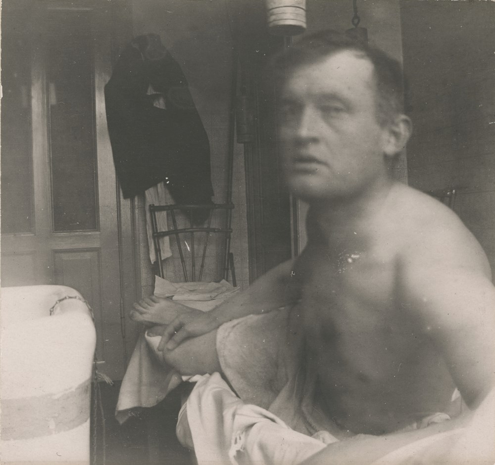 Edvard Munch: Edvard Munch à la Marat ved badekaret på Dr. Jacobsons klinikk. Sølvgelatin, 1908-09. Foto © Munchmuseet