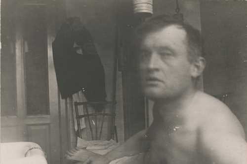 Edvard Munch: Edvard Munch à la Marat ved badekaret på Dr. Jacobsons klinikk. Sølvgelatin, 1908-09. Foto © Munchmuseet