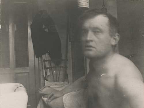 Edvard Munch: Edvard Munch à la Marat ved badekaret på Dr. Jacobsons klinikk. Sølvgelatin, 1908-09. Foto © Munchmuseet