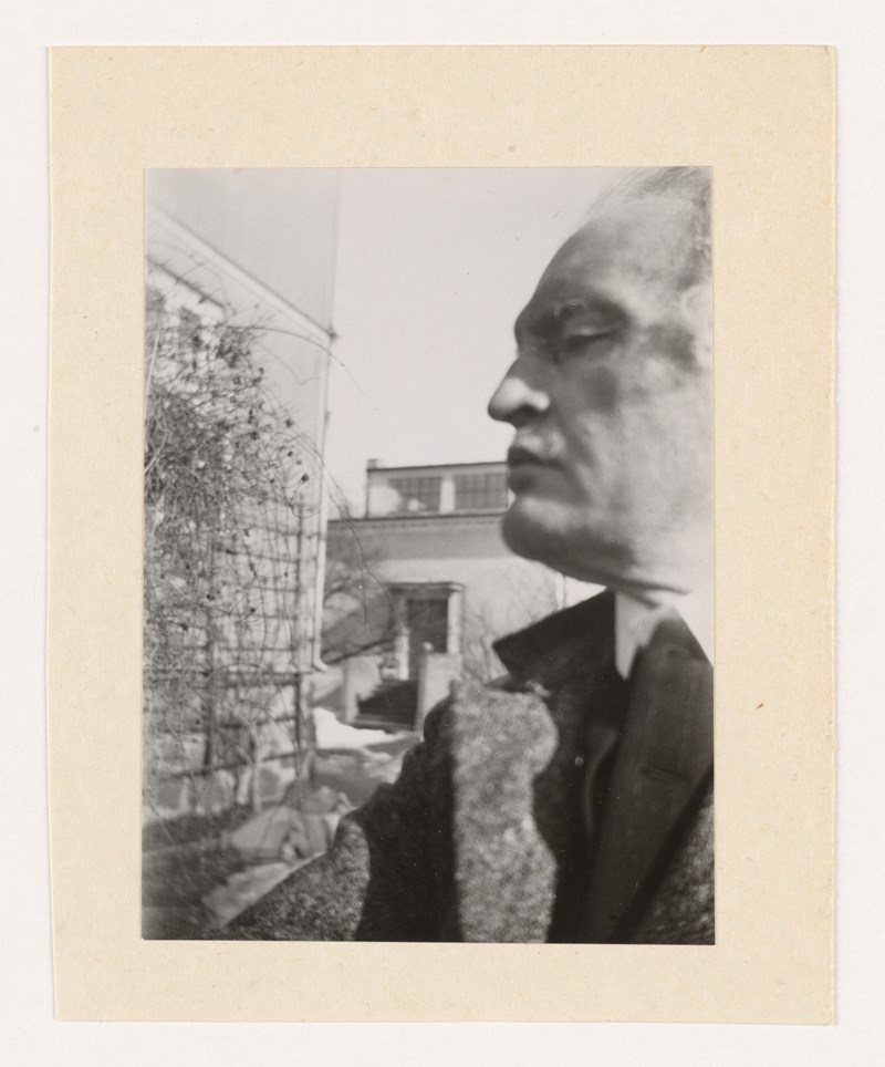 Edvard Munch in Profile in the Garden, with the Winter studio in the Background, 1930. Photo: Edvard Munch. © Munchmuseet