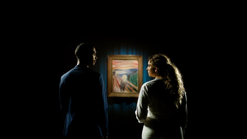 Danser Alexander Montgomery–Andersen og artist Izabell foran Skrik.