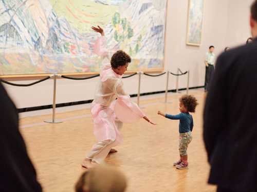 En danser og et lite barn i Monumental-salen