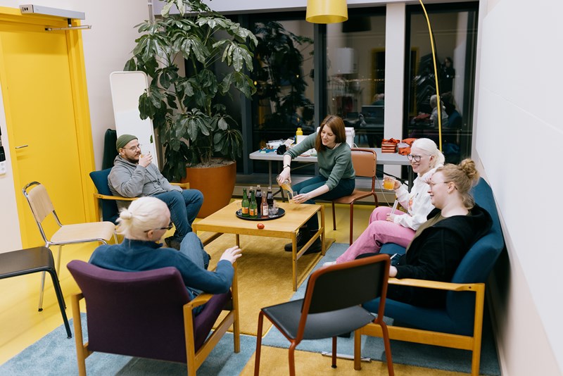 Photo from the mediation project related to the exhibition SOLO OSLO - Apichaya Wanthiang, where Frida Rusnak worked together with people with visual impairments to find out how contemporary art can become more accessible for them. 