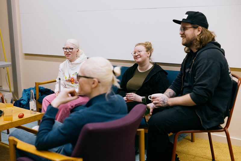 Photo from the mediation project related to the exhibition SOLO OSLO - Apichaya Wanthiang, where Frida Rusnak worked together with people with visual impairments to find out how contemporary art can become more accessible for them. 