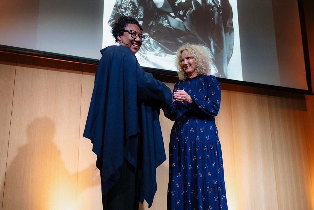 Rosana Paulino står på scenen og mottar MUNCH Award fra MUNCH-direktør Tone Hansen.