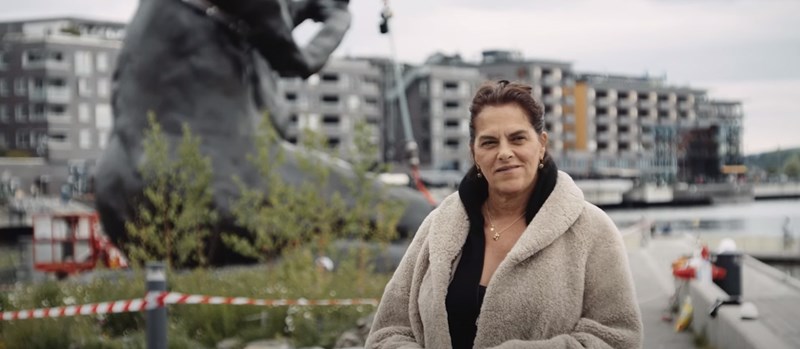 Tracey Emin in front of the statue The Mother.
