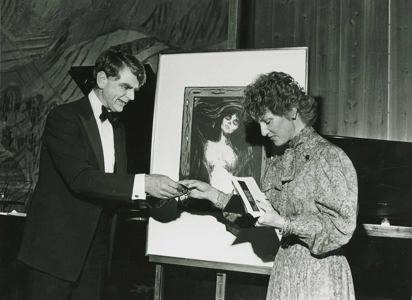 Daværende direktør Alf Bøe og kronprinsesse Sonja under lotteriet som skaffet inntekter til museet på 80-tallet. Foto @ Munchmuseet