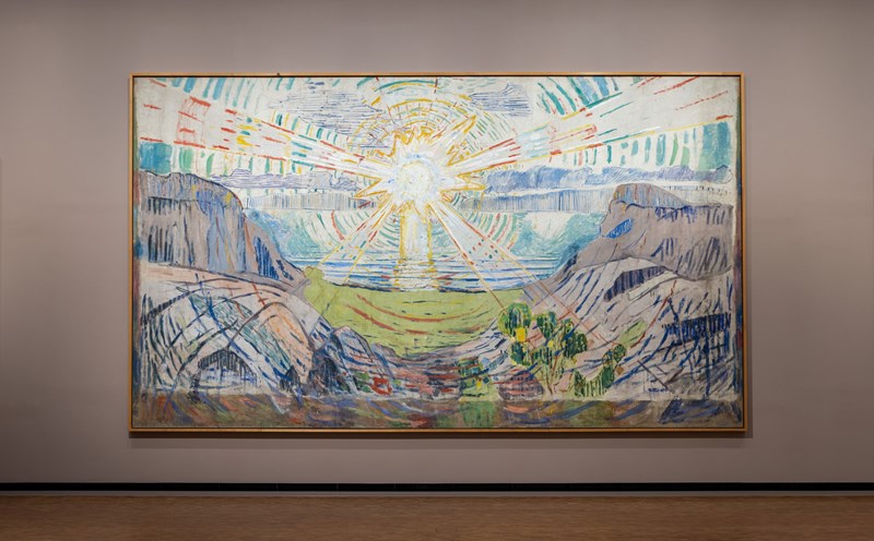 Solen, med sidepaneler på en blekrosa vegg. Fra utstillingen Edvard Munch Uendelig