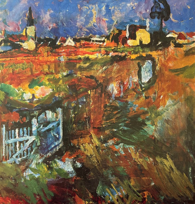 En eng med et hvitt gjerde og en hvit port. Det er høst og engen er oransje, gul, rød og grønn. I bakgrunnen ser vi hus, et kirkespir og en blå himmel.