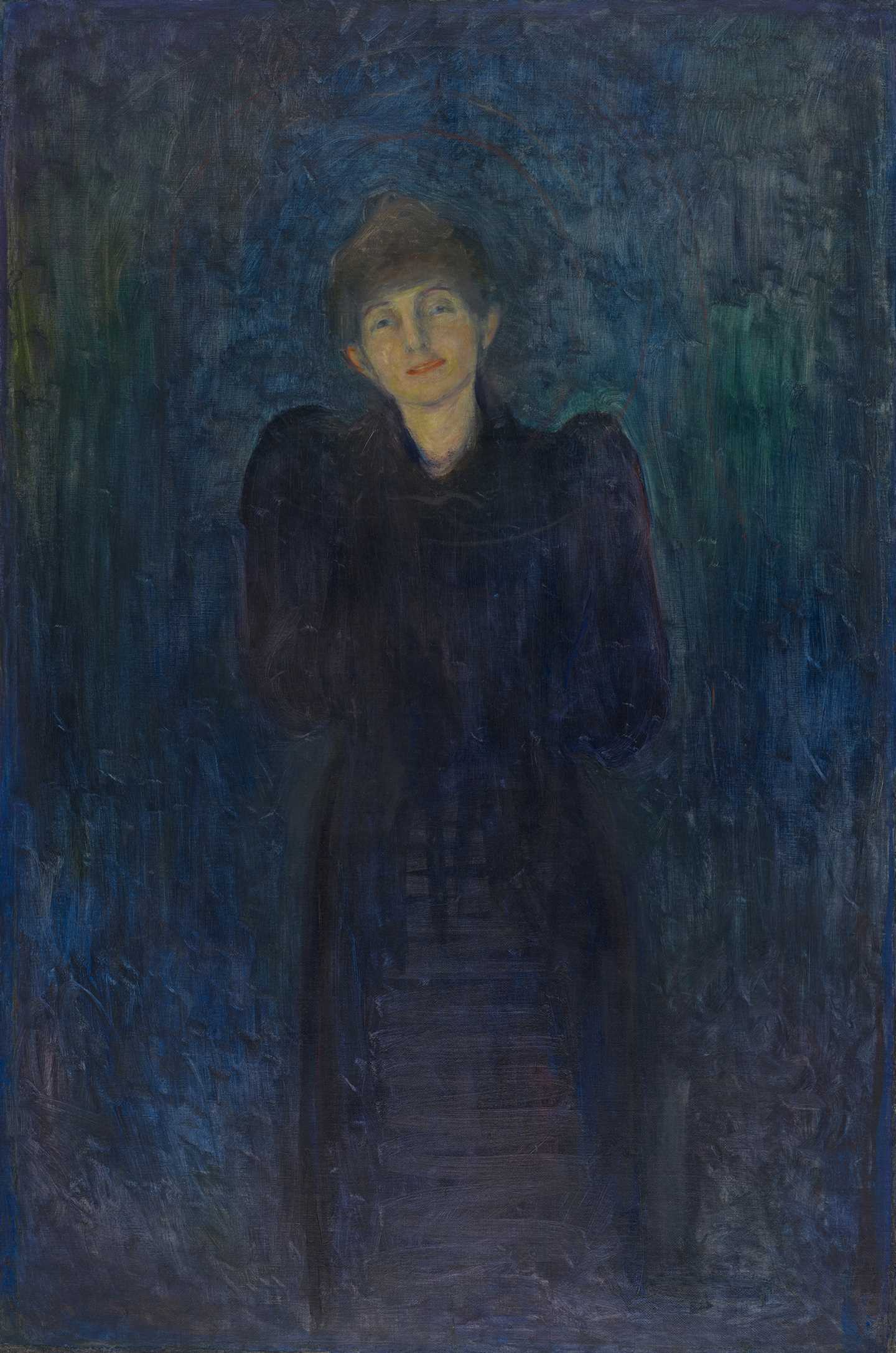 Edvard Munch: Dagny Juel Przybyszewska, 1893. Vi ser Dagny rett forfra i helfigur. Hun har hodet tiltet lett mot den ene kanten og smiler forsiktig. Hun har på seg en mørkeblå kjole med puffede ermer. Håret er satt opp i en knute på toppen av hodet. Hele bakgrunnen er i blåtoner. Maleri