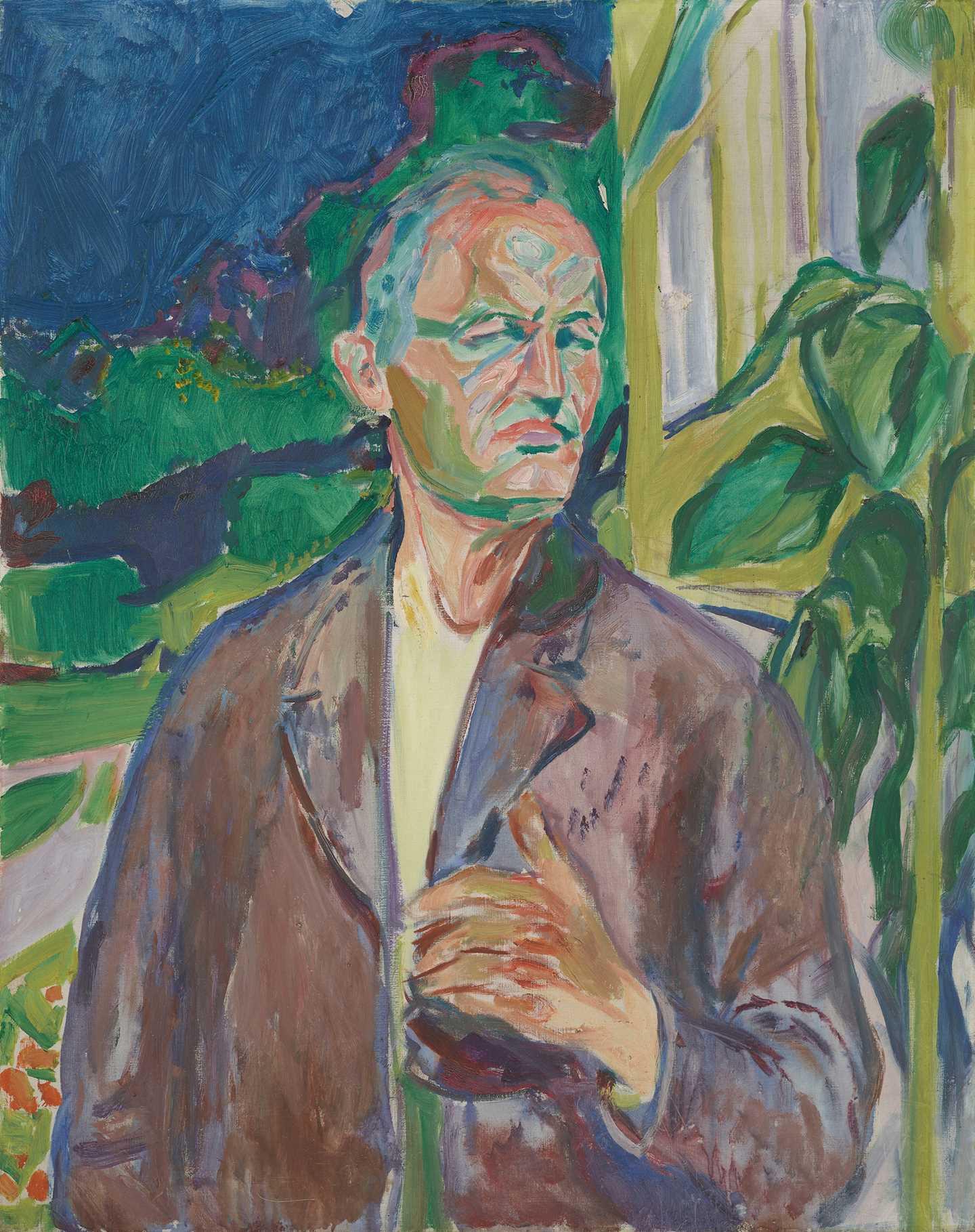 Edvard Munch: Selvportrett foran husveggen, 1926. Edvard Munch i halvfigur står foran en gul husvegg med en grønn plante. Han har på seg en brun blazer og noe hvitt under. Han har den høyre armen hengende ned langs siden, mens den venstre er løftet i brysthøyde som om han skal ta tak i jakkeslaget. Bak ham ser vi husveggen til høyre og en grønn hage og en blå himmel til venstre. Maleri