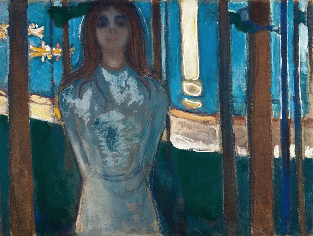 Edvard Munch: Summer Night. The Voice. A woman in a light coloured dress stands alone in a dark, bluish forest surrounded by long, slender tree trunks. Her head is slightly raised and she holds her arms together behind her back. In the lighter background can be seen a beach and several rowing boats at sea. The moon’s elongated reflection in the water is like a yellow exclamation mark. 