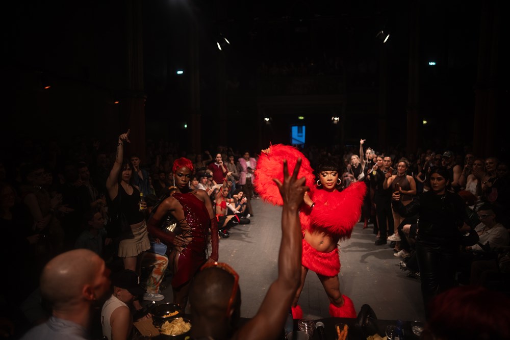 Foto av mange personer på og i rundt en runway.